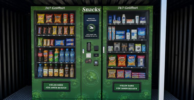 Vending machine for snacks and drinks (symbolic photo)